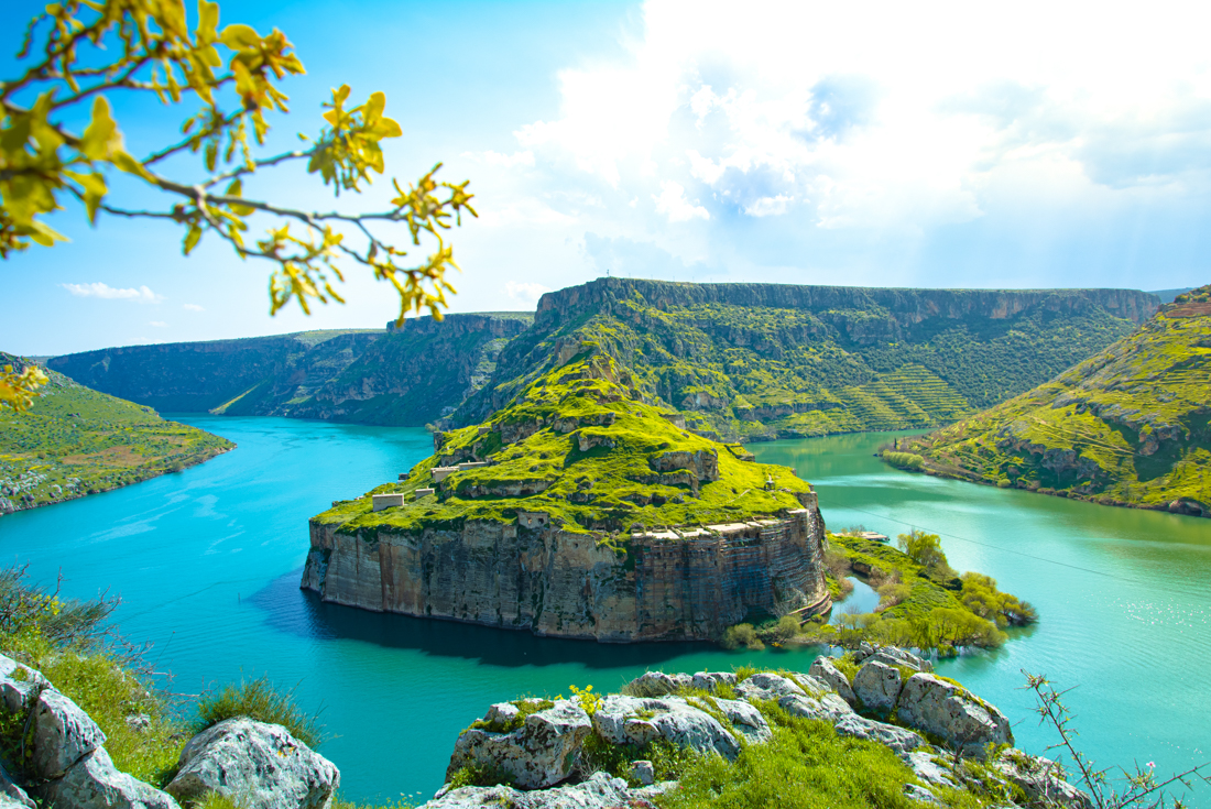 Ruin of Rumkale perched on a clifftop bend in the Euphrates in Halfeti in eastern Turkey
