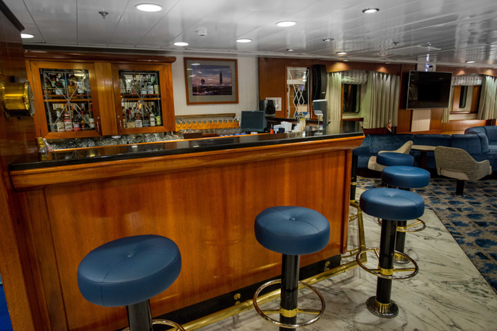 Bar in the lounge on the Ocean Adventurer